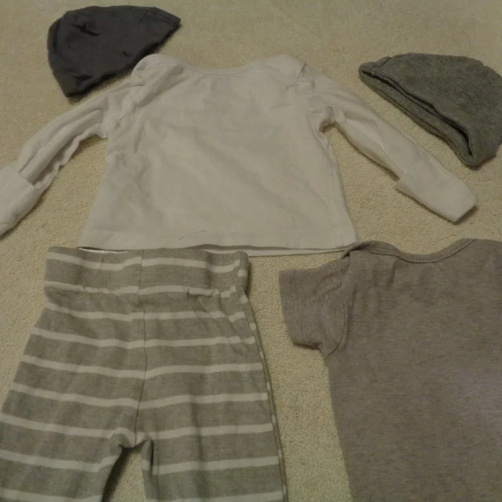 BABY BUNDLE 2 CAPS ONSIE & PANTS SHIRT